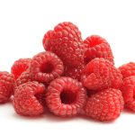 Los beneficios de las frambuesas son casi innumerables. Se trata de una fruta rica en fibra y antioxidantes que además te ayuda a cuidar del corazón. Sigue leyendo para saber mucho más de esta baya tan saludable.